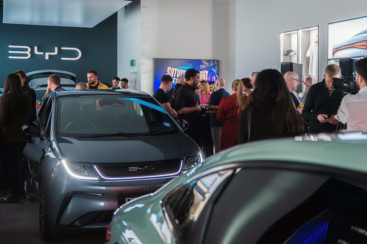 Kolejny problem Stellantisa. W tle jego byli menedżerowie i BYD