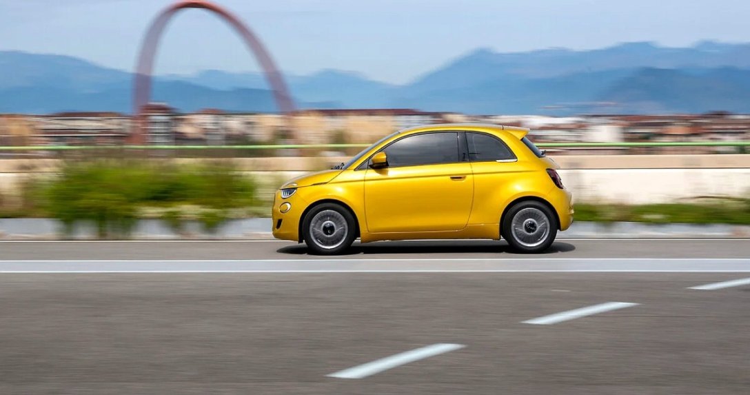 Spalinowy Fiat 500 wraca do Polski, ale w cenie... hybrydowej Toyoty Aygo X