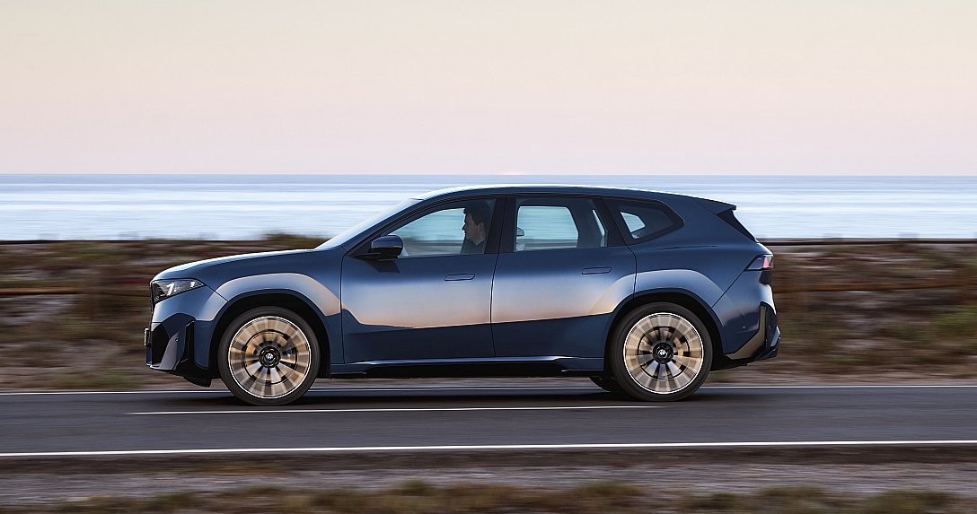 BMW iX3 podczas jazdy – zdjęcie ilustracyjne