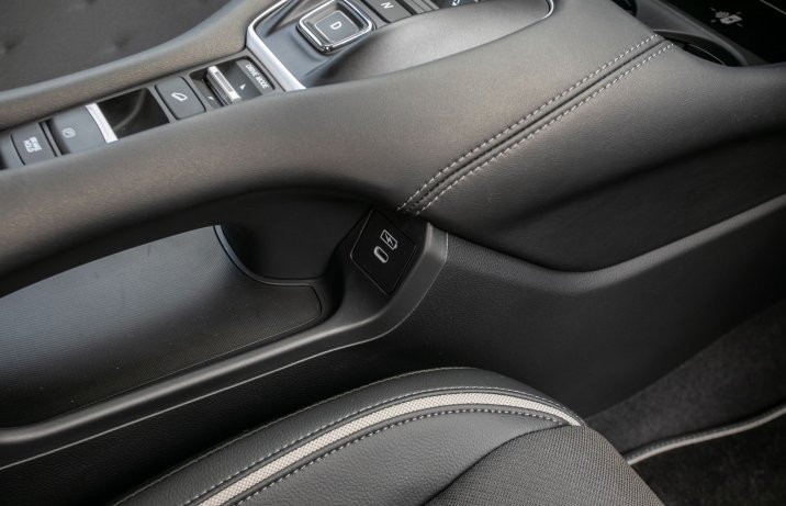 Honda ZR-V - konsola