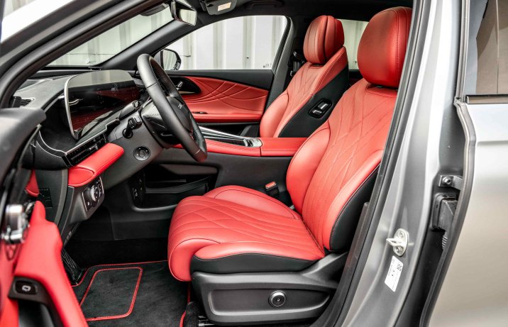 Omoda 9 Super Hybrid Exclusive 2025 – kabina, fotele z przodu