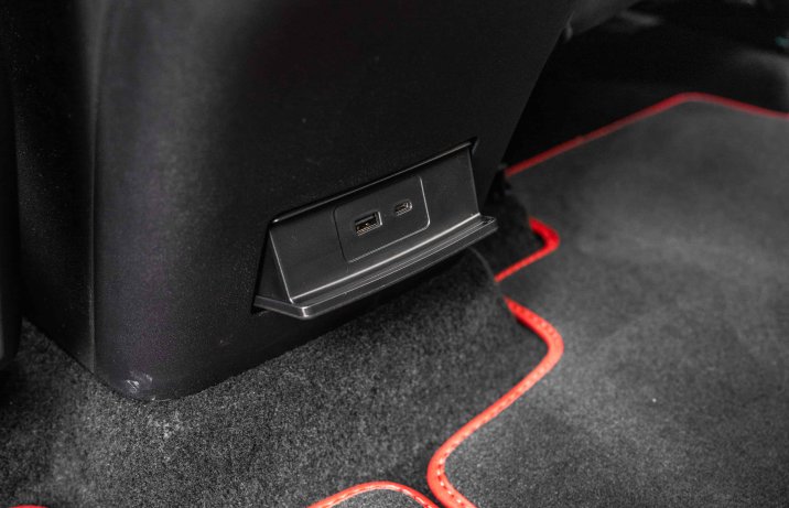 Omoda 9 Super Hybrid Exclusive 2025 – kabina,  konsola przed kanapą, wejścia USB