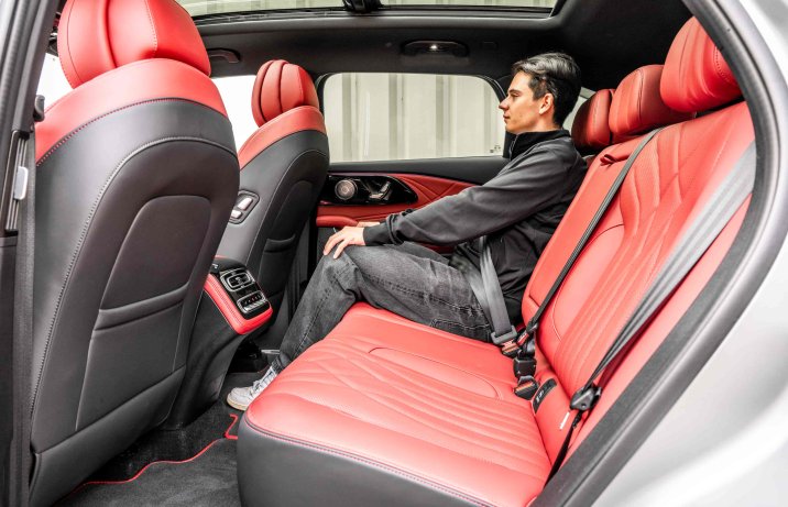 Omoda 9 Super Hybrid Exclusive 2025 – kabina, kanapa z pasażerem