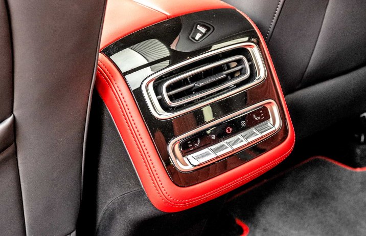 Omoda 9 Super Hybrid Exclusive 2025 – kabina, konsola przed kanapą