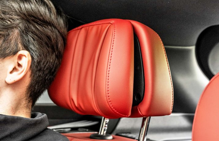 Omoda 9 Super Hybrid Exclusive 2025 – kabina, zagłówek