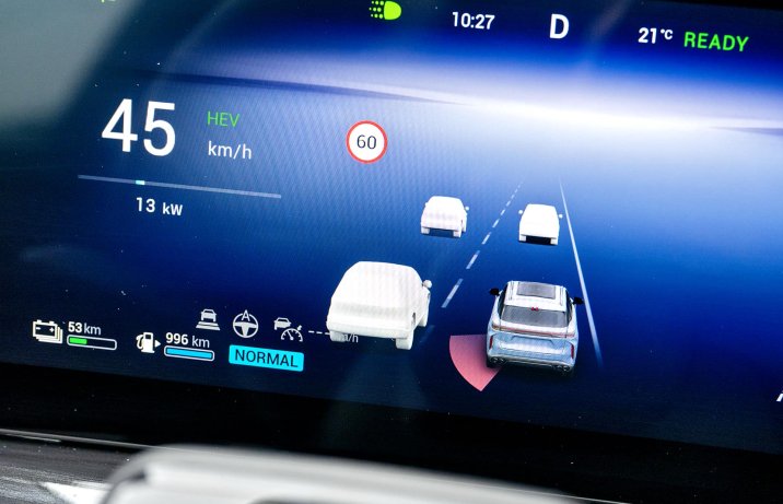 Omoda 9 Super Hybrid Exclusive 2025 – deska rozdzielcza, ekran z asystentem jazdy