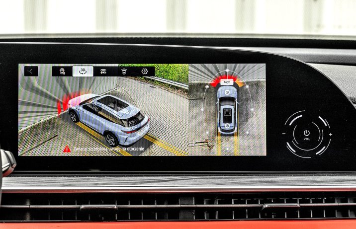 Omoda 9 Super Hybrid Exclusive 2025 – deska rozdzielcza, ekran, widok z kamer