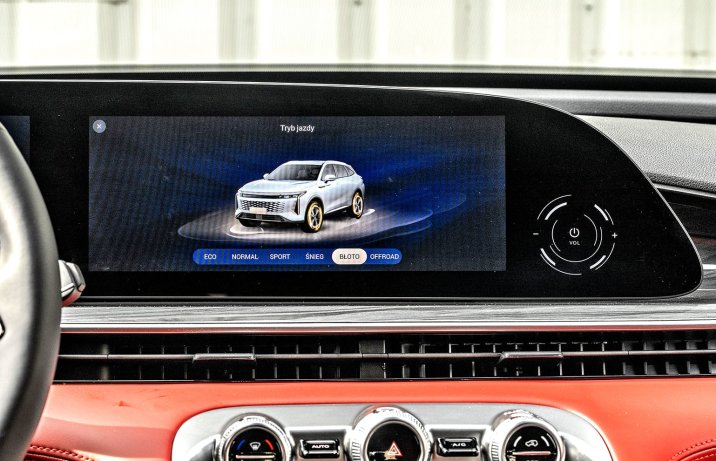 Omoda 9 Super Hybrid Exclusive 2025 – deska rozdzielcza, ekran z trybami jazdy