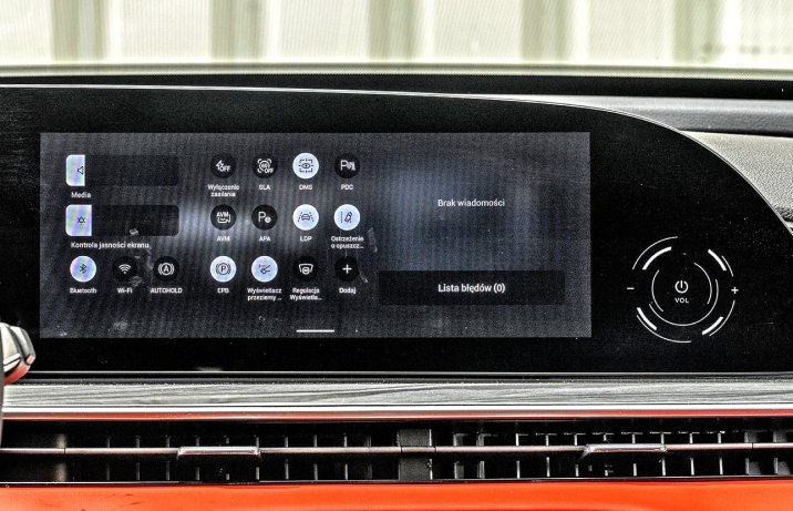 Omoda 9 Super Hybrid Exclusive 2025 – deska rozdzielcza, ekran ze skrótami