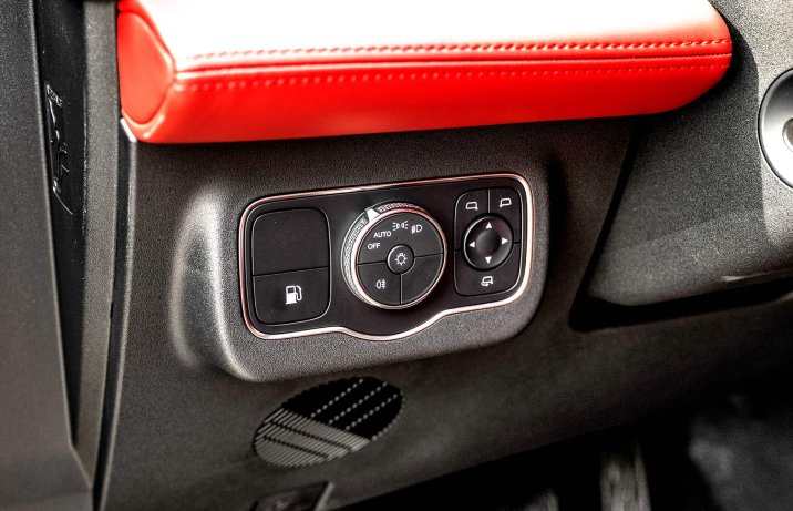 Omoda 9 Super Hybrid Exclusive 2025 – deska rozdzielcza, panel sterowania z lewej strony kierownicy