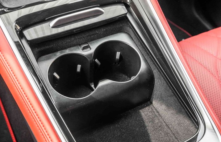 Omoda 9 Super Hybrid Exclusive 2025 – deska rozdzielcza, schowek w konsoli