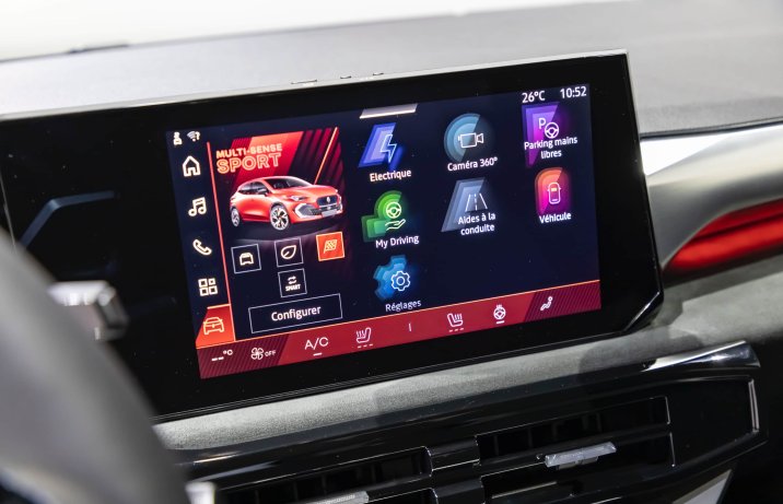 Renault Clio VI 2025 – ekran centralny