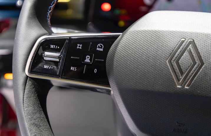 Renault Clio VI 2025 – kierownica, panel po lewej