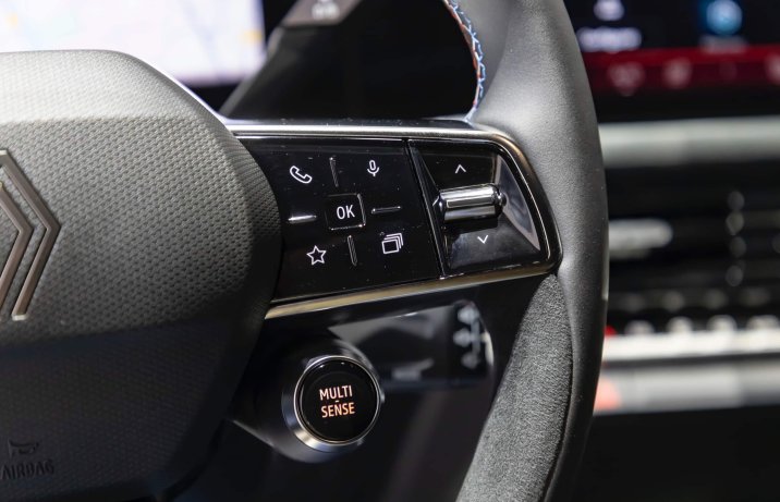 Renault Clio VI 2025 – kierownica, panel po prawej