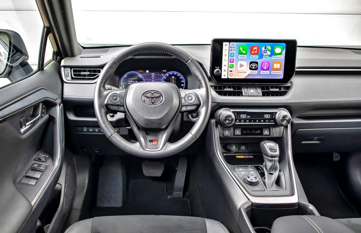 Toyota RAV4 Plug-in Hybrid GR Sport 2025 – wnętrze, deska rozdzielcza