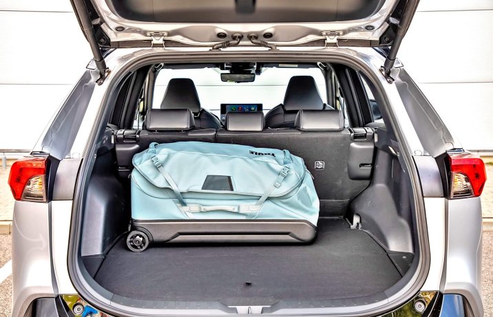 Toyota RAV4 Plug-in Hybrid GR Sport 2025 – wnętrze, bagażnik