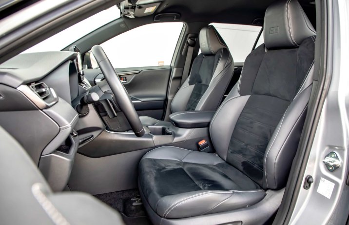Toyota RAV4 Plug-in Hybrid GR Sport 2025 – wnętrze, fotele