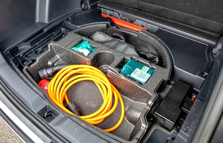 Toyota RAV4 Plug-in Hybrid GR Sport 2025 – wnętrze, schowek w bagażniku