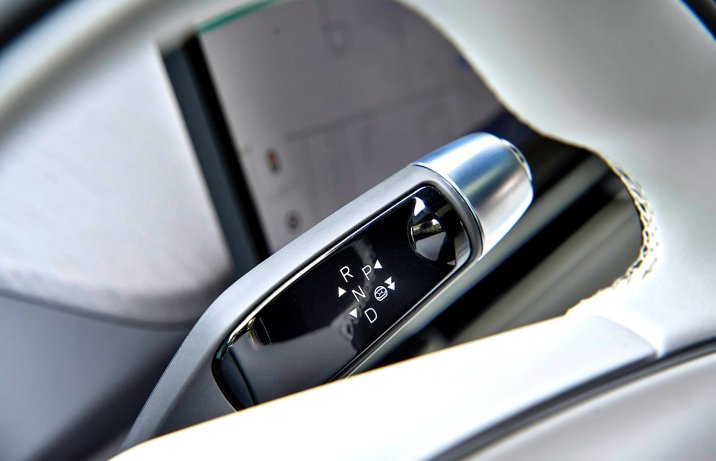 Xpeng G6 FL 2025 – deska rozdzielcza, dźwignia automatu