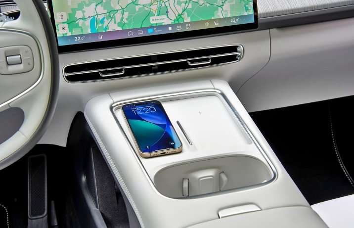 Xpeng G6 FL 2025 – deska rozdzielcza, tacki do ładowania telefonów