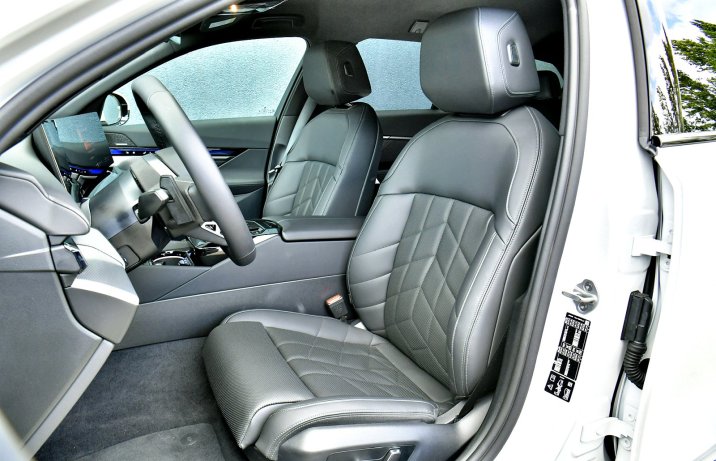 BMW 520d xDrive Touring (2025) – fotele