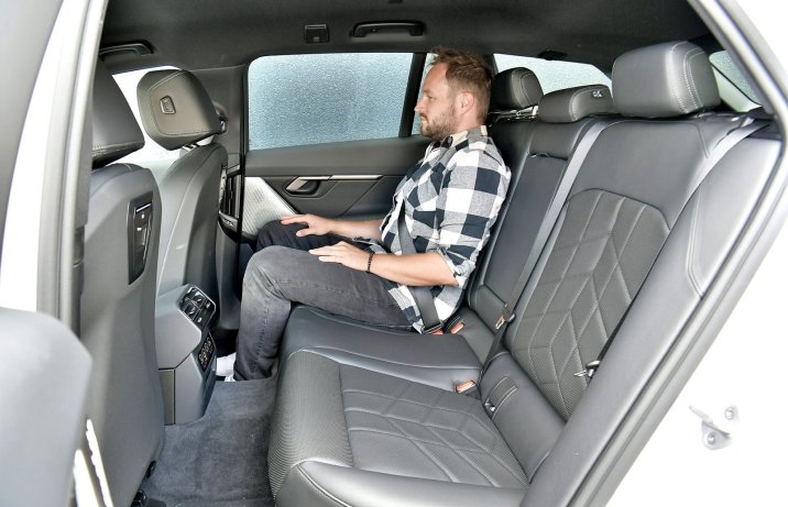 BMW 520d xDrive Touring (2025) – kanapa