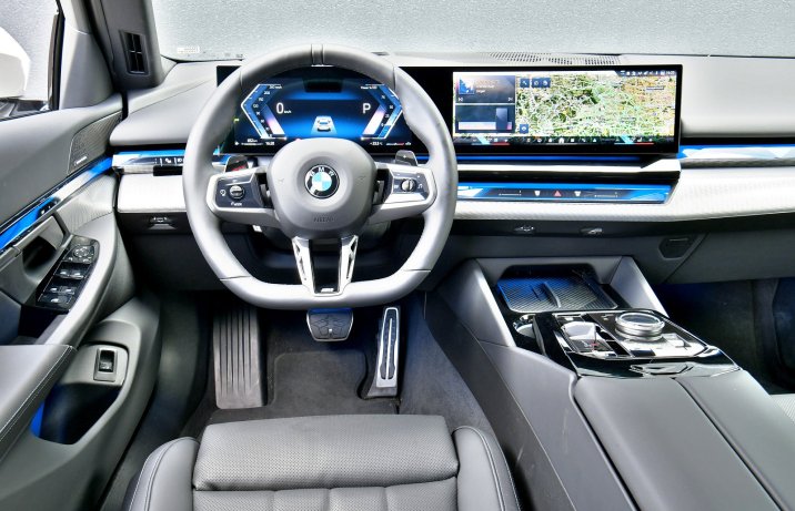 BMW 520d xDrive Touring (2025) – kokpit