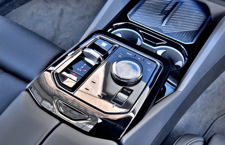 BMW 520d xDrive Touring (2025) – konsola środkowa, kontroler