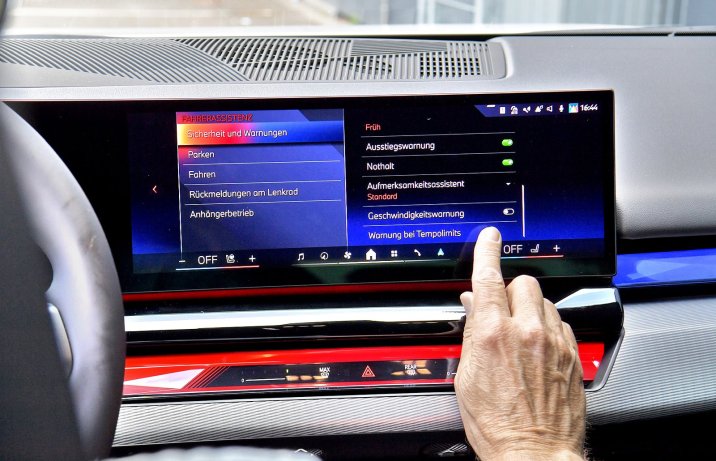 BMW 520d xDrive Touring (2025) – ekran systemu operacyjnego