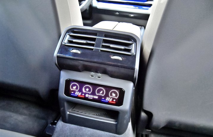 BMW 520d xDrive Touring (2025) – tunel środkowy i konsola z tyłu