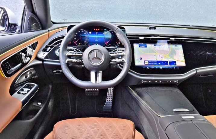 Mercedes E 220 d 4Matic Kombi (2025) – kokpit