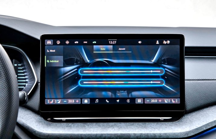 Skoda Octavia IV – ekran ze sterowaniem oświetleniem nastrojowym