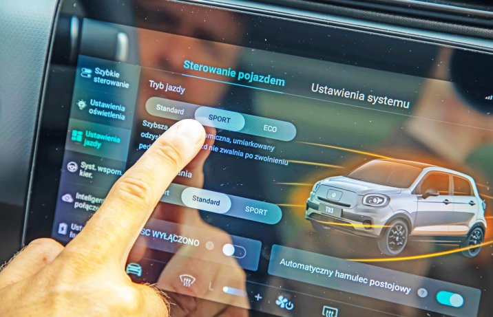 Leapmotor T03 2025 – deska rozdzielcza, ekran, tryby jazdy