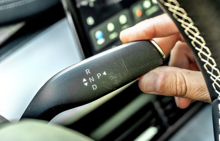 BYD Seal 6 DM-i Touring Comfort – deska rozdzielcza, dźwignia skrzyni E-CVT