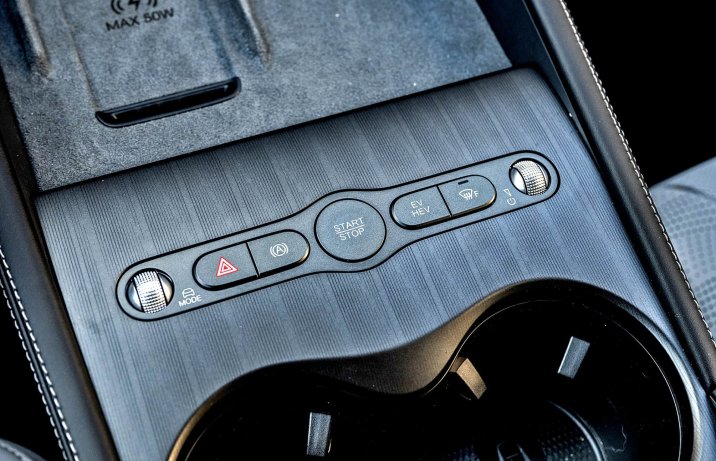 BYD Seal 6 DM-i Touring Comfort – deska rozdzielcza, przyciski na konsoli centralnej