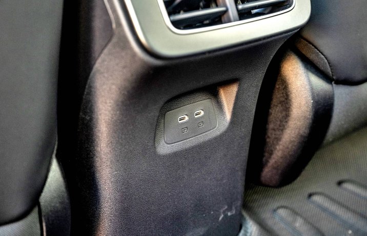 BYD Seal 6 DM-i Touring Comfort – porty USB-C z tyłu