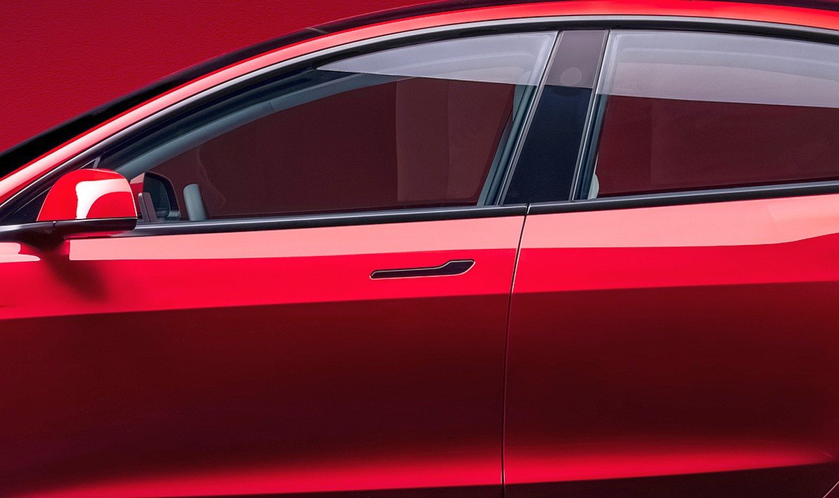 Elektrycznie wysuwane klamki pod lupą UE. Po serii tragedii Tesla i inni producenci mają problem