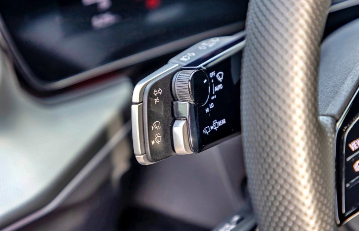 Audi Q3 III 2025 – wnętrze, przełącznik przy kierownicy