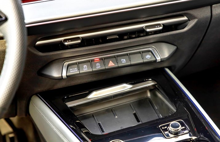 Audi Q3 III 2025 – wnętrze, konsola centralna, fizyczne przełączniki