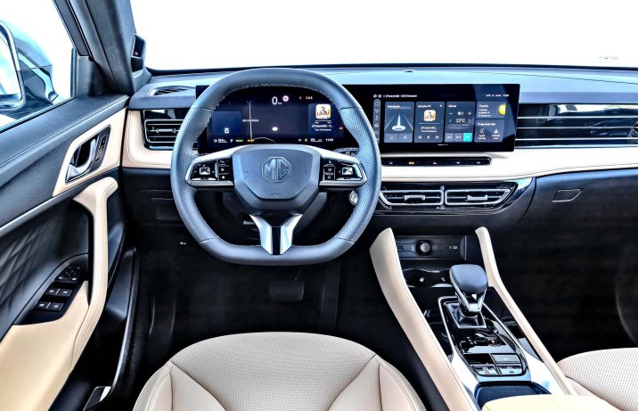 MG HS II Hybrid+ 2025 – deska rozdzielcza