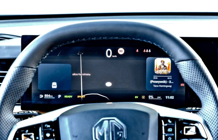 MG HS II Hybrid+ 2025 – deska rozdzielcza, ekran przed kierowcą z mapą