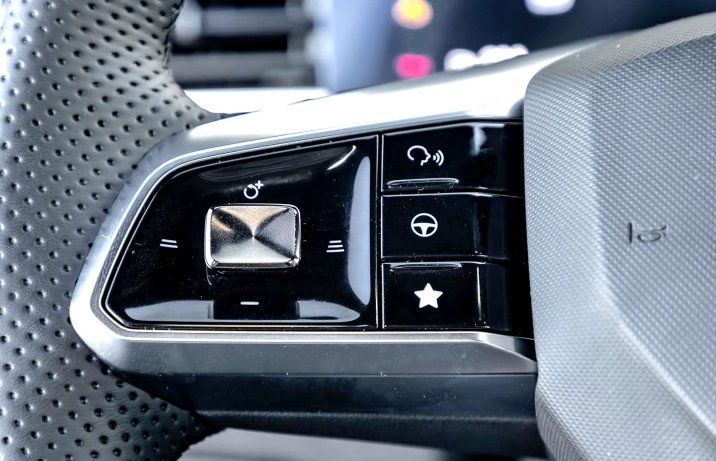 MG HS II Hybrid+ 2025 – deska rozdzielcza, panel sterowania na kierownicy