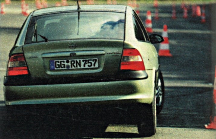 Opel Vectra B – tył