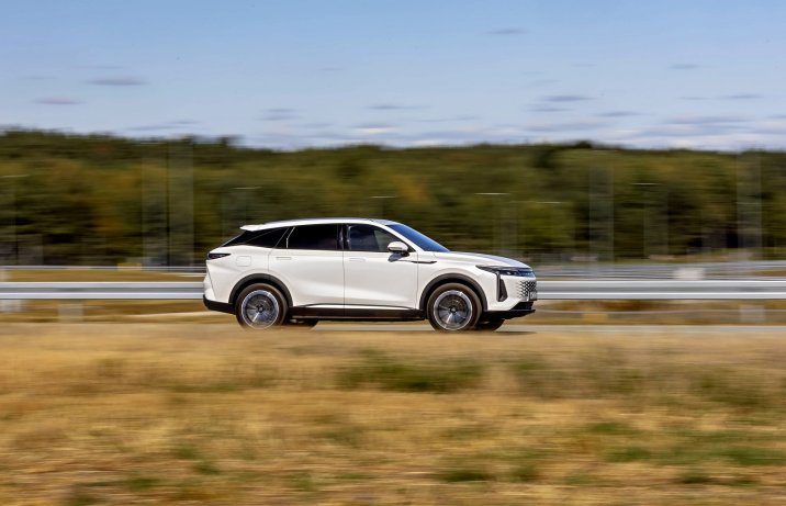 Omoda 9 Super Hybrid (2025) – test – bok