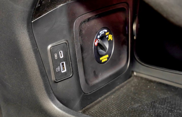 Omoda 9 Super Hybrid (2025) – test – gniazda USB / konsola środkowa