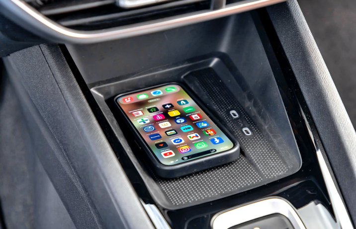 Skoda Octavia Combi 2.0 TSI DSG 4x4 Edition 130 Selection 2025 – test: wnętrze, ładowarka indukcyjna dla smartfona
