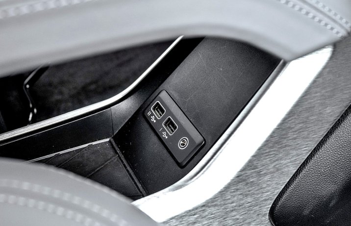 Alpine A110 GTS (2025) – test – gniazda / porty USB