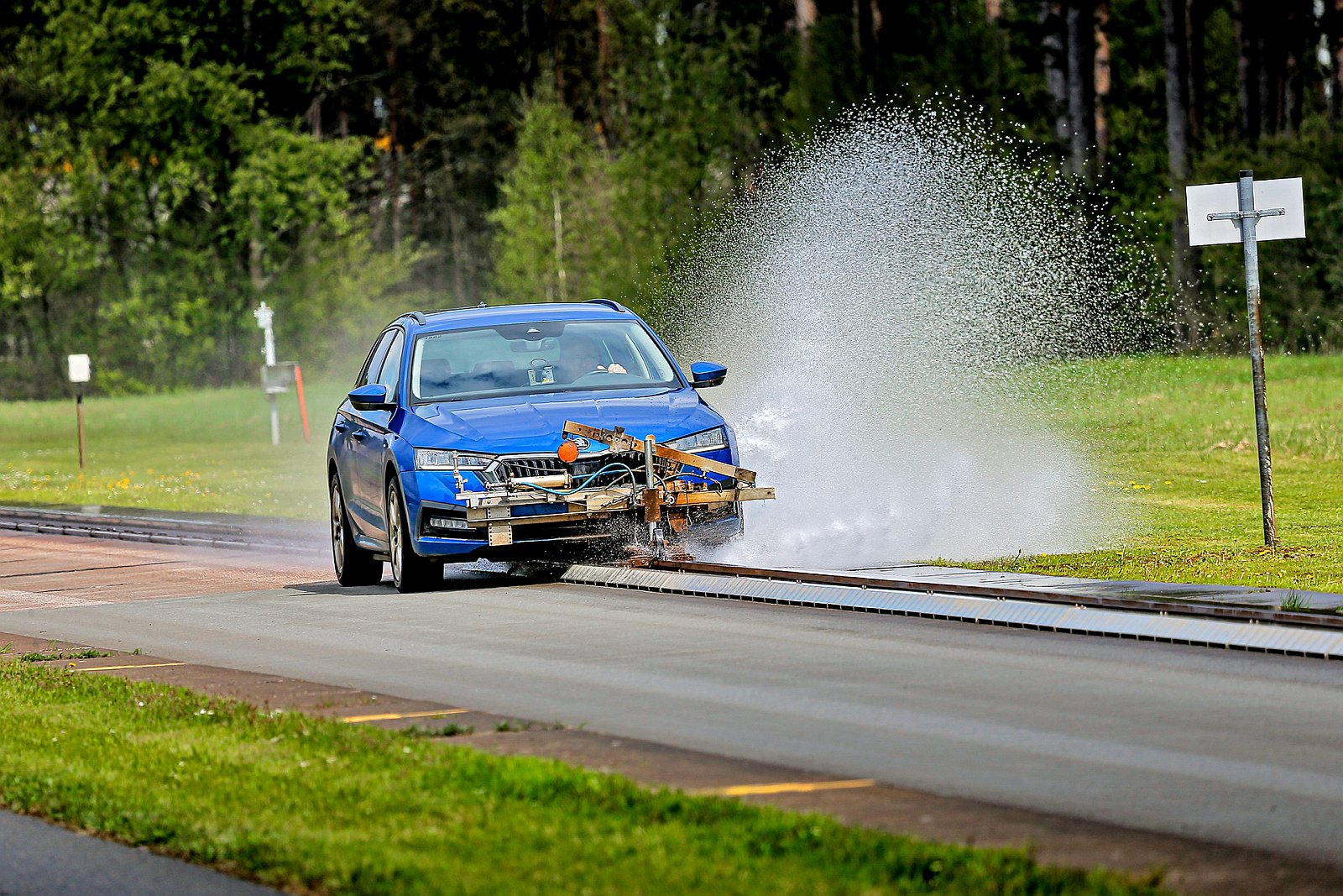 test opon zimowych 2025 - aquaplaning wzdłużny