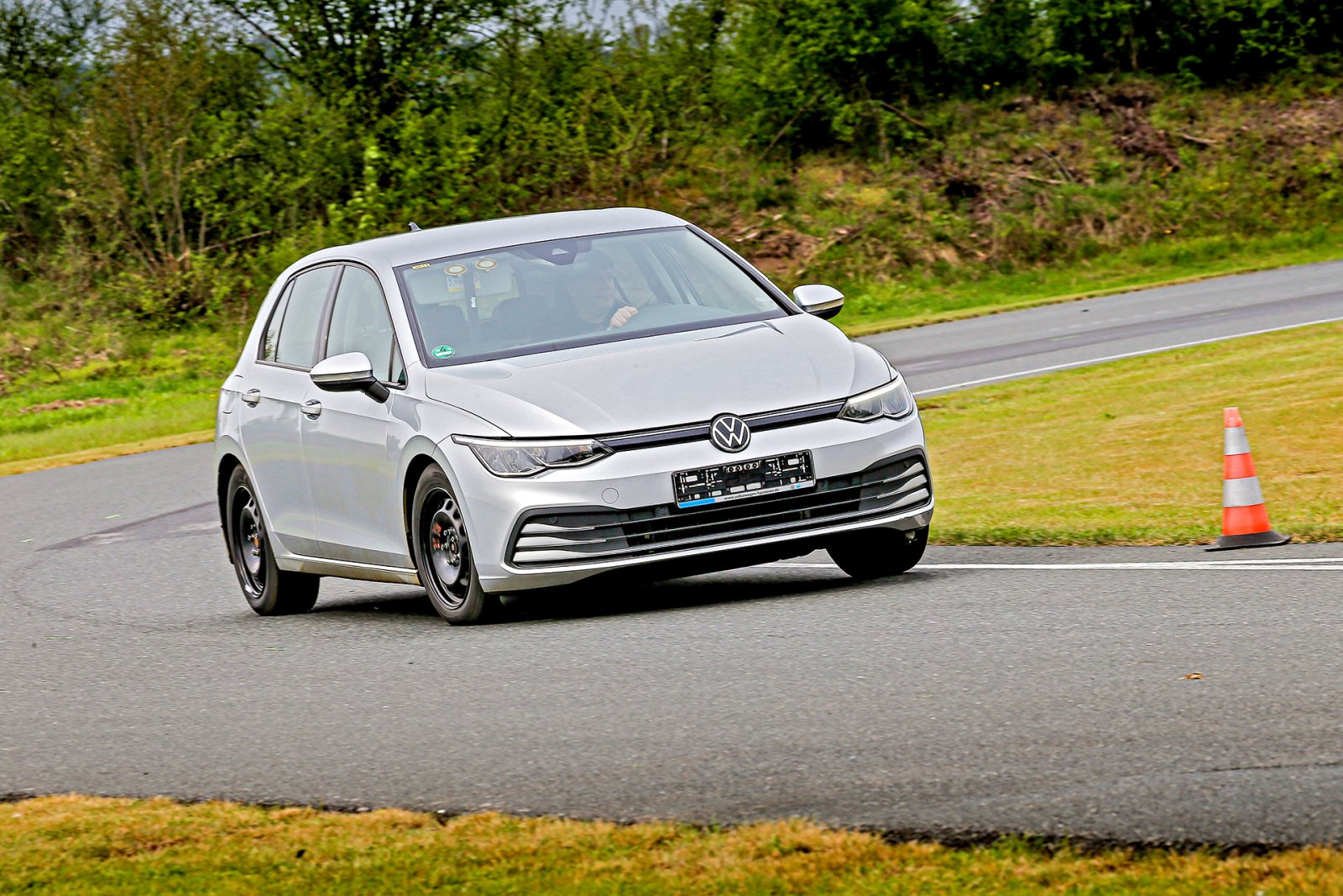 test opon zimowych 2025 - jazda po torze na czas (mokra nawierzchnia)