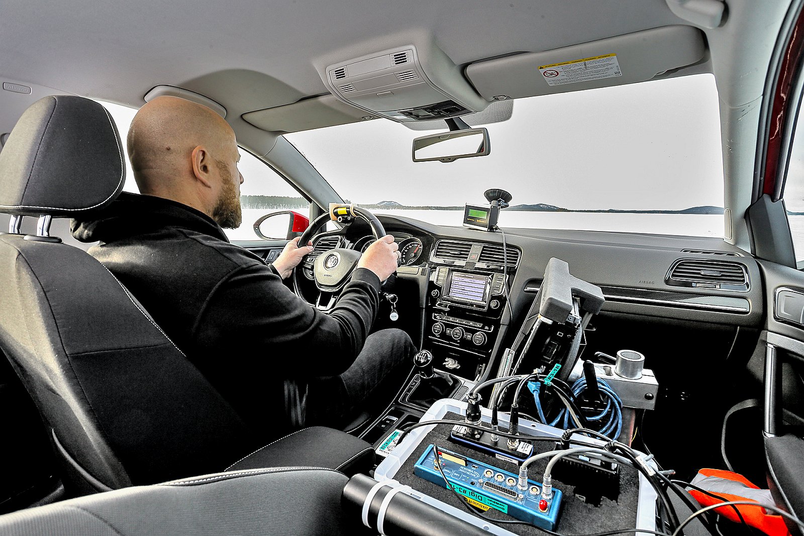 test opon zimowych 2025 - sprzęt pomiarowy